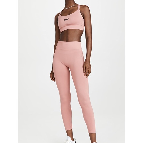 Reebok x Victoria Beckham
RBK VB Seamless Leggings & RBK VB Seamless Bra - Picture 2 of 11